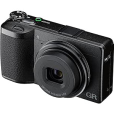 RICOH GR IV HDF GR IV prailginto modelio su integruotu šviesos difuzios filtru.Aukščiausios klasės skaitmeninis kompaktiškas fotoaparatas su NAUJU 25,74 MP APS-C CMOS jutikliu ir NAUJU 28 mm f/2,8GR objektyvu
