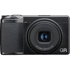 RICOH GR IIIx HDF, esamos GR III serijos pratęsimas su įmontuotu šviesų difuzijos filtru, skaitmeninis kompaktiškas fotoaparatas su 24 MP APS-C CMOS jutikliu, 40 mmF2.8 GR objektyvu (35 mm formatu)