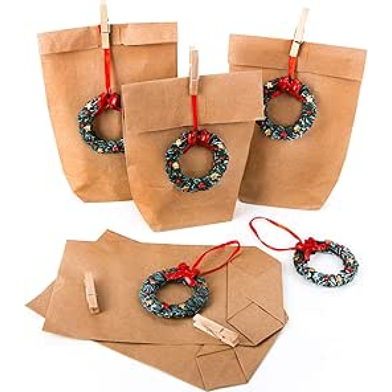 Logbuch-Verlag 10 mažų kalėdinių maišelių Dovanų maišeliai Kraftpopieriaus maišeliai su raudonai žaliu pakabuku Kalėdų vainikas Pakuotė klientams Darbuotojų dovanos 14 x 22 x 5,5 cm