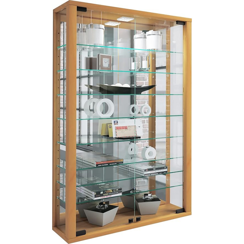 „VCM“ pakabinama stiklinė vitrina su grūdintu saugos stiklu. Šiuolaikiška ir erdvę taupanti stiklinė vitrina „Vitrosa Mini Mirror Silver“. Matmenys: apytikriai aukštis 91 x plotis 59 x gylis 18 cm. Svetainė