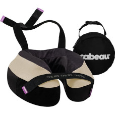 „Cabeau“ kelioninė pagalvė TNE S3: aukščiausios kokybės „Memory Foam“ kaklo pagalvė, užtikrinanti patogų 360° prigludimą, tvirtinama prie lėktuvo sėdynės patogiu dirželiu po smakru, idealiai tinka ilgų atstumų skrydžiams (spalva „Cairo Tan“)