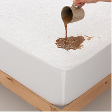 Frotinis rankšluostinis čiužinio užvalkalas Neperšlampamas, kvėpuojantis ir atsparus dulkių erkutėms Pagaminta Ispanijoje Išmatavimai: 150 x 190/200 cm Reguliuojamas aukštis 30 cm su elastingu apvadu.