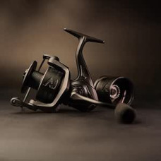 1OF1 ritė - universali karpių feeder spiningo jūrinė ritė Matinės juodos spalvos apdaila 5+1 guoliai Dvigubos ritės