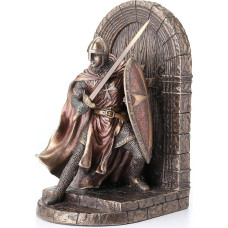 Maltos kryžiuočio statulėlė su šarvais, sauganti duris ir laikanti skydą bei kalaviją