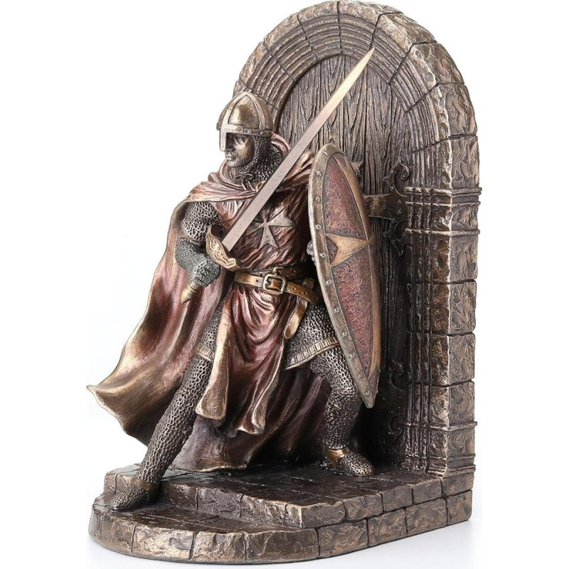 Maltos kryžiuočio statulėlė su šarvais, sauganti duris ir laikanti skydą bei kalaviją